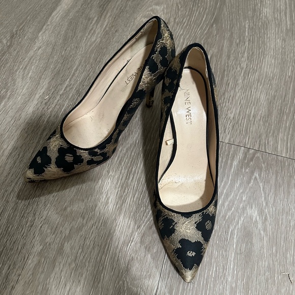 NINE WEST BLACK AND GOLD HEELS - Picture 2 of 6